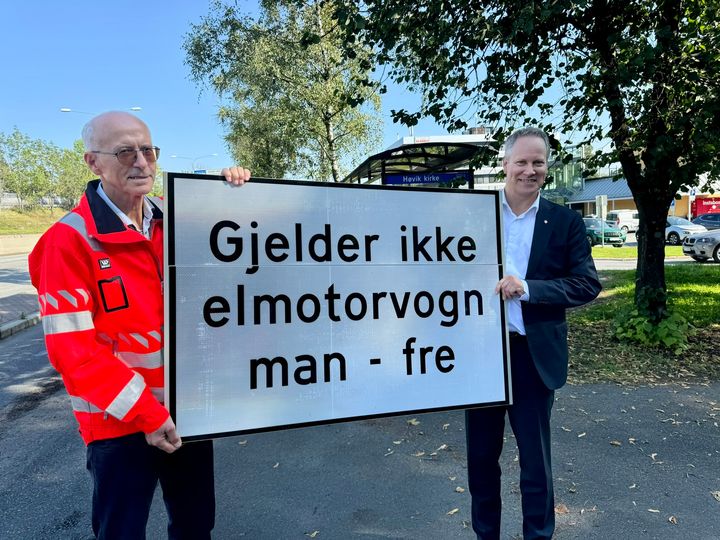 Samferdselsminister Jon-Ivar Nygård (til høyre) og prosjektleder i Statens vegvesen Halvard Gavelstad