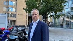 Statsråd Nygård står ved siden av motorsykler.