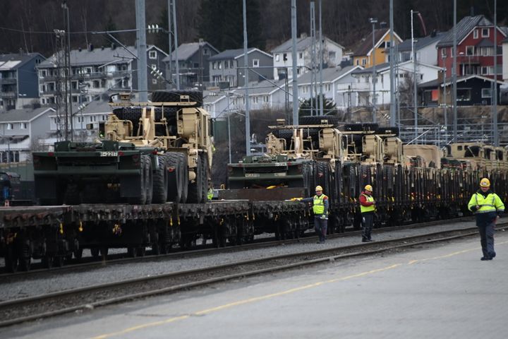 Militært materiell lastes opp på jernbanevogner i Narvik.