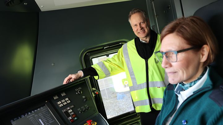 Samferdselsminister Jon-Ivar Nygård ombord i tog sammen med kvinnelig lokfører.