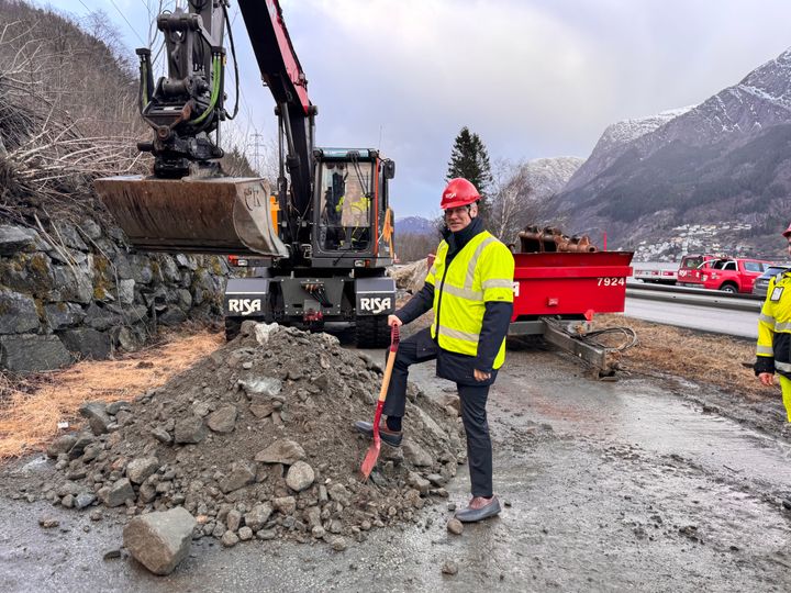 Samferdselsminister Jon-Ivar Nygård sette første spadestikk på Rv. 13 Djupvik-Kviturtunnelen.