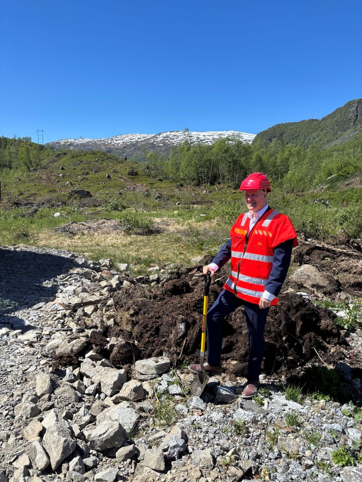 Jon-Ivar Nygård med offisielt spadestikk for E134 Røldal Seljestad