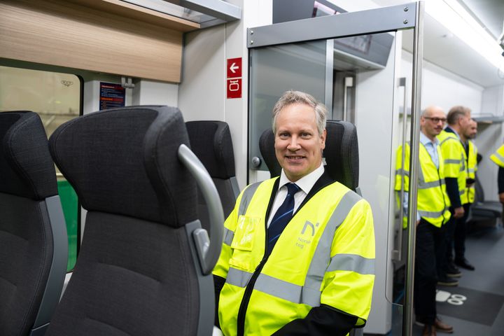 Samferdselsminister Nygård tester nye tog