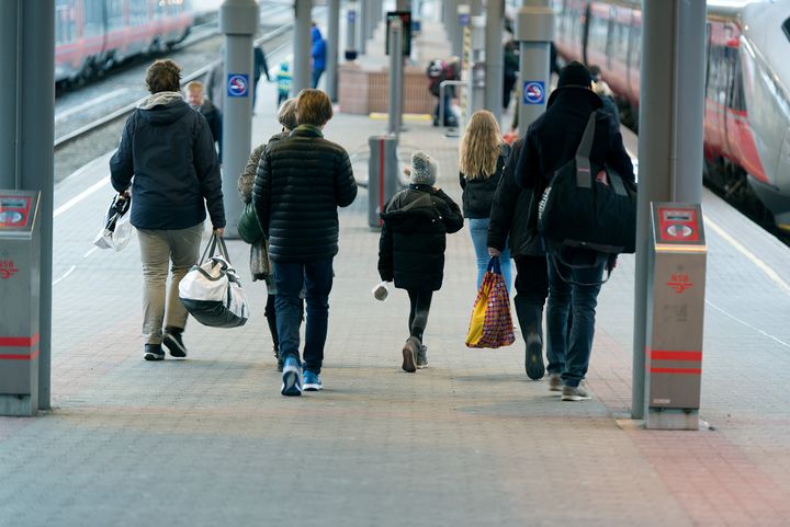 Togpassasjerer på perrong.