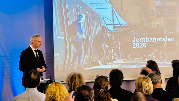 Samferdselsministeren holder Jernbanetalen 2026 foran publikum.