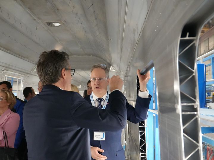 Samferdselsminister Nygård på innsiden av det første nye fjerntoget som er i produksjon. Foto: Stadler.