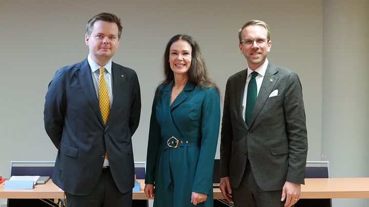 Statssekretær Jakob Vorren, Finlands transport- og kommunikasjonsminister Lulu Ranne og  og Sveriges infrastrukturminister Andreas Carlson.