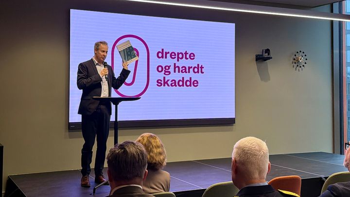 Samferdselsminister Nygård med den nye tiltaksplanen i hånden.