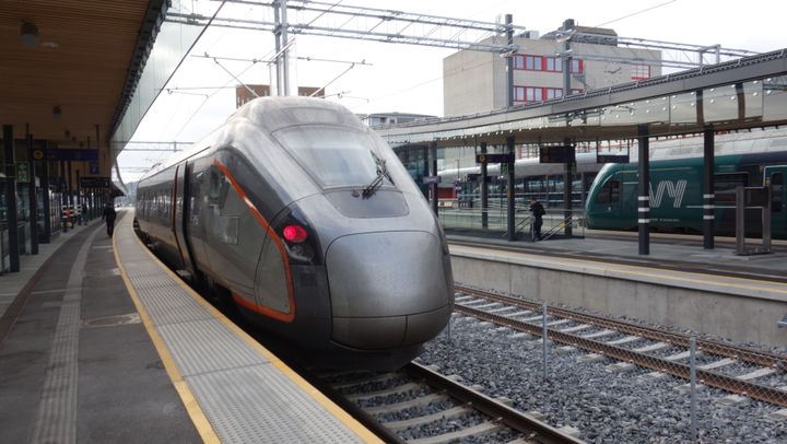 To tog på Drammen stasjon