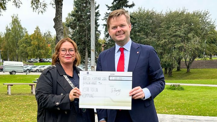 Statssekretær Jakob Vorren delte ut prisen til ordfører i Vestre Toten kommune, Tonje Bergum Jahr.