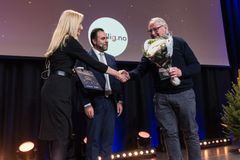 3 mennesker på en scene