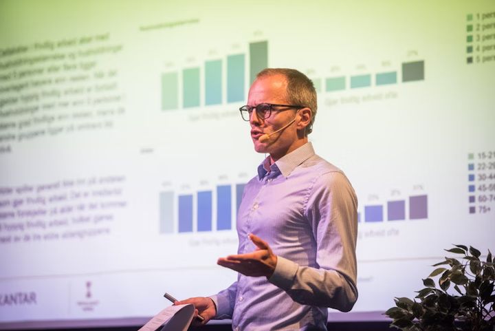 Mann snakker foran grafer