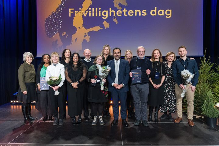 Vinnere og prisutdelere av frivillighetsprisene 2024 på scenen på Sentralen