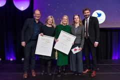 «Doavisa på turné» og Sanitetskvinnene er vinner av Helseprisen 2025. Her sammen med generalsekretær Hans Christian Lillehagen i Stiftelsen Dam og helse- og omsorgsminister Jan Christian Vestre.