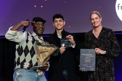 Prisen for Årets nykommer i frivilligheten gikk til Hamid Moradi (18) fra Springbrett for ungdom, her sammen med prisutdeler og konferansier Safari Shabani og Vanja Konradsen fra Frivillighet Norge