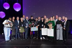 Alle de glade vinnerne av de nasjonale frivillighetsprisene, sammen med prisutdelerne på Sentralen i Oslo, torsdag kveld.