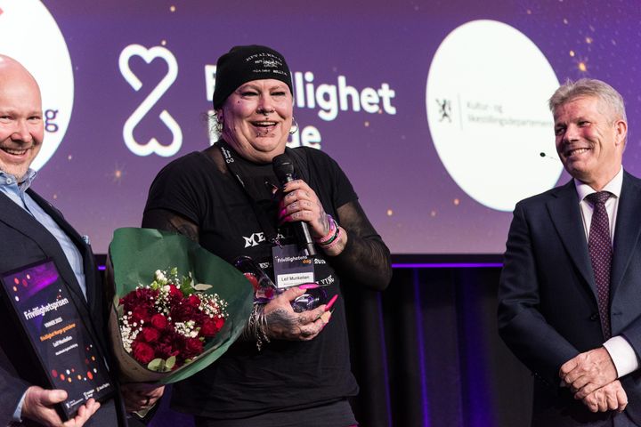 Vinner av Frivillighetsprisen 2025 er Leif Munkelien fra Metalheads Against Bullying. Her sammen med kommunal- og distriktsminister Bjørnar Selnes Skjæran (Ap) og Trond Enger, styreleder i Frivillighet Norge