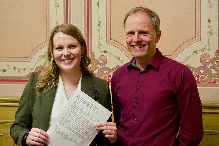 Maren Grøthe fra SP, sammen med generalsekretær i Frivillighet Norge, Stian Sloytterøy Johnsen. De smiler bredt og holder forslaget om regelstyring mellom seg.