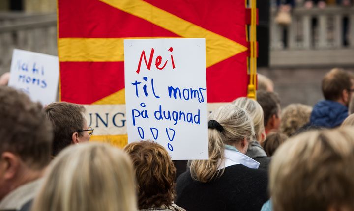 Demonstrasjonsskilt med teksten Nei til moms på dugnad.