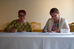 Nestleder i Frivillighet Norge og styreleder i KS signerer den reviderte plattformen.