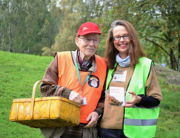 Mann og dame på sopptur