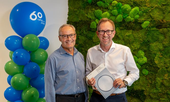 Styreleder og eier, John-Erik Karlsen og konsernsjef Kim Robert Lisø med jubileumsboken som utgis i forbindelse med GKs 60 årsjubileum