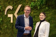 Bilde av Kim Robert Lisø, konsernsjef og Karina Nilsen, bærekraftsdirektør i GK foran grønn mosevegg