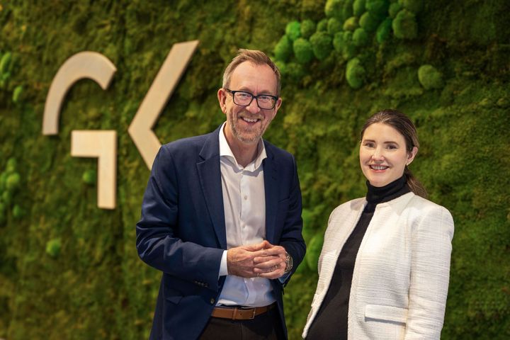 Bilde av Kim Robert Lisø, konsernsjef og Karina Nilsen, bærekraftsdirektør i GK foran grønn mosevegg