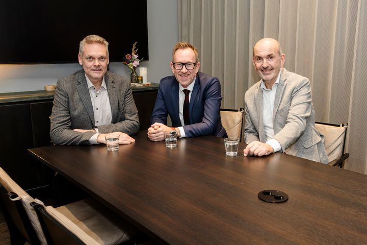 Bilde av Carsten Sørensen, adm.dir. i Caverion Danmark, Kim Robert Lisø, konsernsjef i GK og Lars Sjørring, regionsdirektør eksisterende bygg i GK Danmark