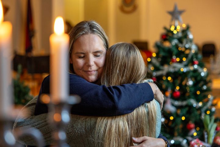 ALENEFORSØRGERE: Frelsesarmeen hjelper mange barnefamilier frem mot jul, flere av de er aleneforsørgere. Her er diakonmedarbeider Belinda Andersen med en alenemor som får hjelp til jul i Sarpsborg.