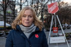 FÅ HAR HAR FÅTT BEDRE ØKONOMI: Hele 85 prosent av befolkningen svarer at de har fått uendret eller forverret økonomi det siste halve året. Her er assisterende sosialsjef i Frelsesarmeen, Elin Herikstad, ved julegryta.