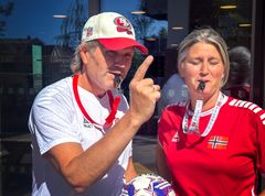 Rune og Signe med dommerfløyter.