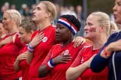 Norges damelandslag under avsynging av Ja vi elsker