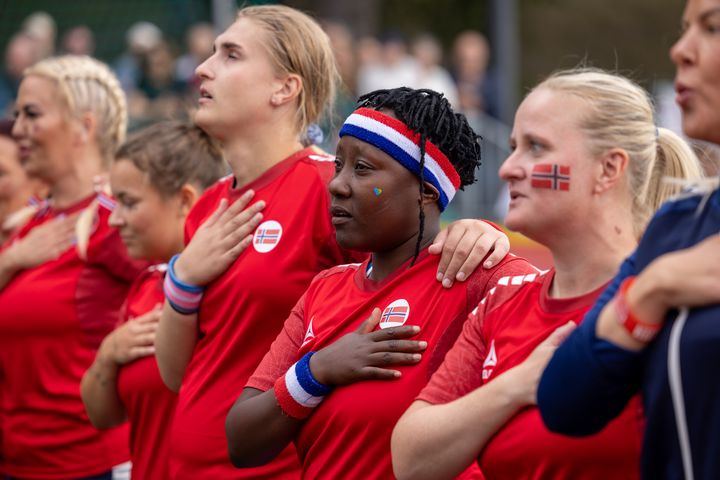 Norges damelandslag under avsynging av Ja vi elsker