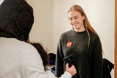 Person (ser bakhodet) i samtale med en rådgiver fra Frelsesarmeen