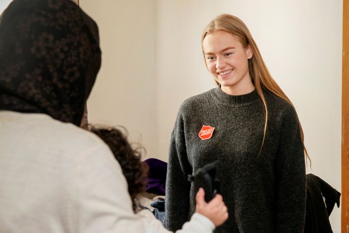 Person (ser bakhodet) i samtale med en rådgiver fra Frelsesarmeen