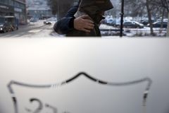 To omfavner hverandre utenfor Frelsesarmeens senter.