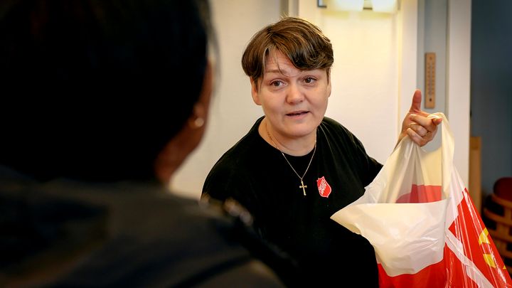 Siv fra Frelsesarmeen klar med en pose mat til anonym gjest