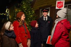 DESEMBER-DUGNAD: Det går med tusenvis av dugnadstimer for å holde julegrytene varme gjennom adventstida.