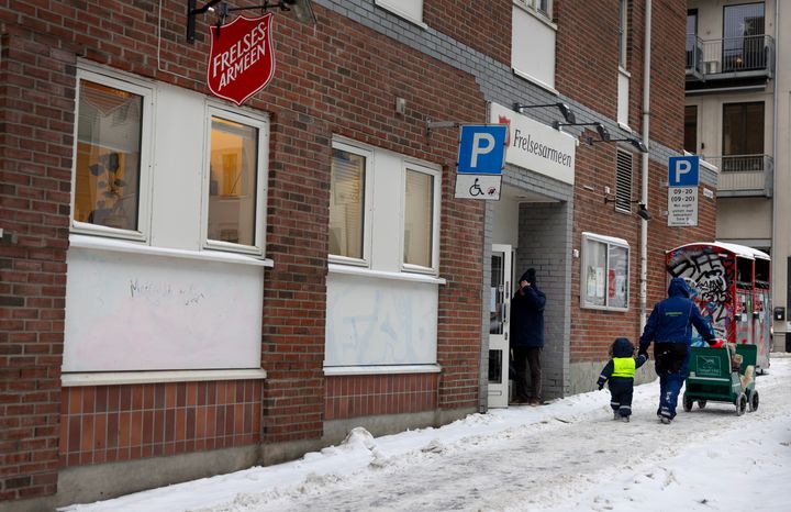 TØFF ÅRSTID: Vinteren, med både snø og kuldegrader, krever gode, varme klær og sko. For mange betyr det dyre investeringer og beinharde prioriteringer.
