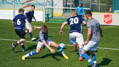 Fotballspillere i kamp på banen