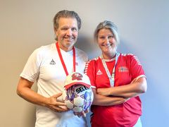 Rune i hvit og Signe i rød landslagsdrakt