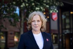 - TRIST: Assisterende sosialsjef i Frelsesarmeen, Elin Herikstad, syns det er ekstra vondt å tenke på at det er mange som ikke kan ta seg råd til årets sommerferie. Foto: Mette Randem / Frelsesarmeen