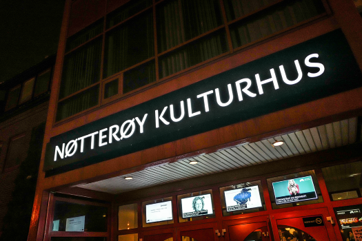 Skiltet ved inngangspartiet til Nøtterøy kulturhus.