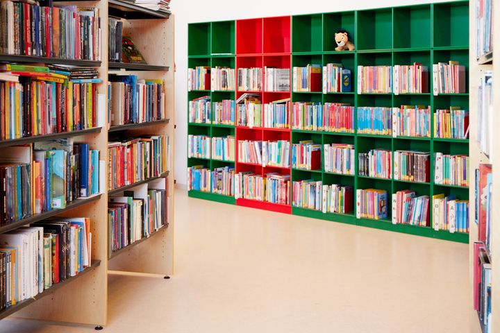 380 skoler over hele landet får i dag nye bøker gjennom ordningen. Nå kan nye skoler søke. Bildet er fra Mysen skolebibliotek, fotograf: Marta Anna Løvberg