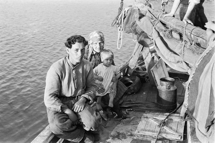 Romanifolket levde og reiste langs kysten og var kjent som de båtreisende. Dette bildet er tatt utenfor Arendal i 1946. Fotografiene er nå tatt opp i Norges dokumentarv.