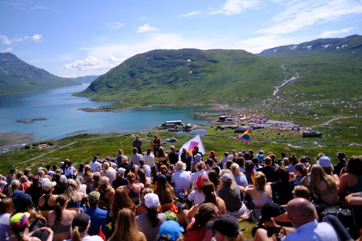 Publikum nyter kultur i naturskjønne omgivelser på Vinjerock.