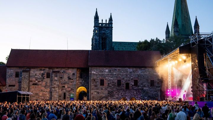 En ny undersøkelse viser at folk flest synes det er fint at offentlige midler brukes til å finansiere kunst og kultur. Bildet viser artisten Sigrid på Olavsfest 2024. Foto: Ole Martin Wold/Olavsfest