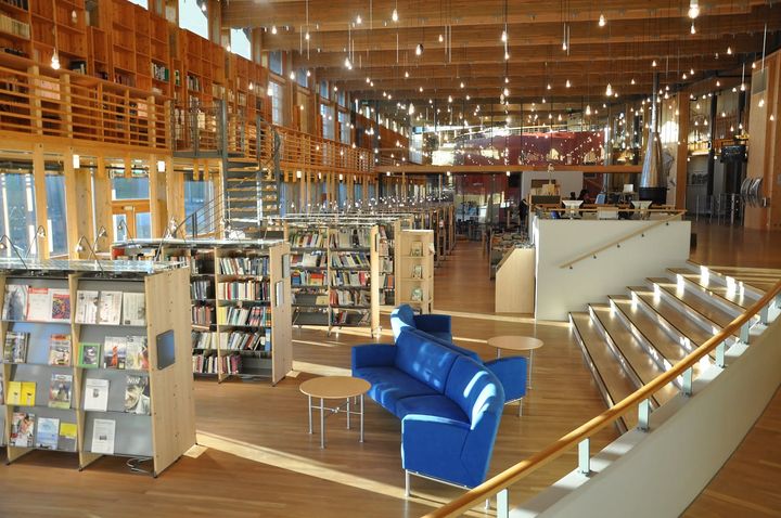 Sametingets bibliotek i Karasjok har Norges største samling av bøker på samiske språk. Nå får bibliotek over hele landet samiskspråklig litteratur.