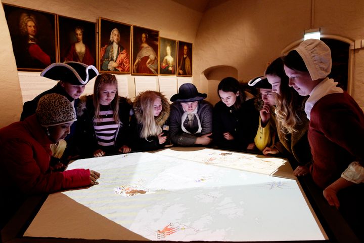 En skoleklasse på besøk hos Østfoldmuseene. Foto: Marta Anna Løvberg